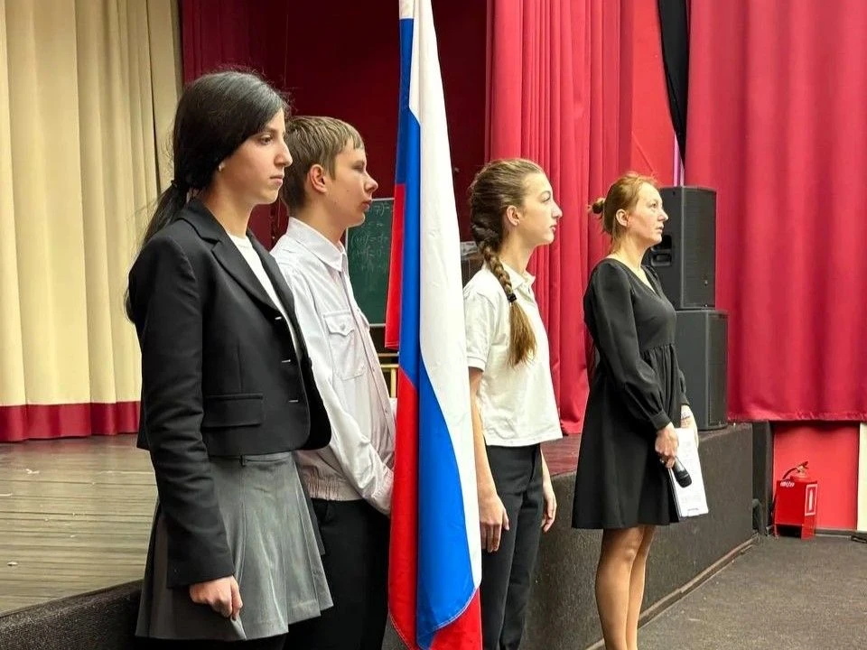 🇷🇺 Церемония выноса Государственного флага — первая после весенних каникул!  Учебная неделя в нашей 