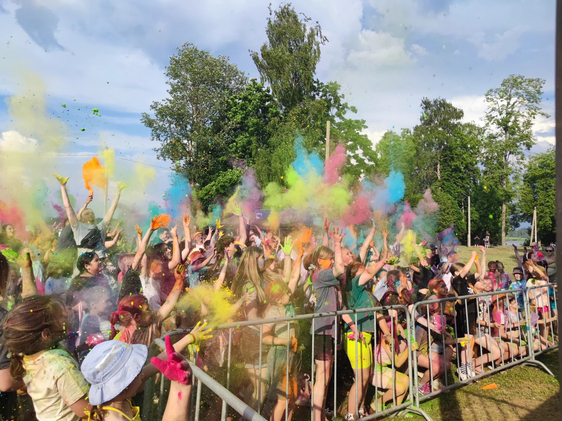 ☀Новгородское лето набирает обороты!!!
🌈Сегодня в Соловьёвском парке прошёл фестиваль красок! 🎨 
 