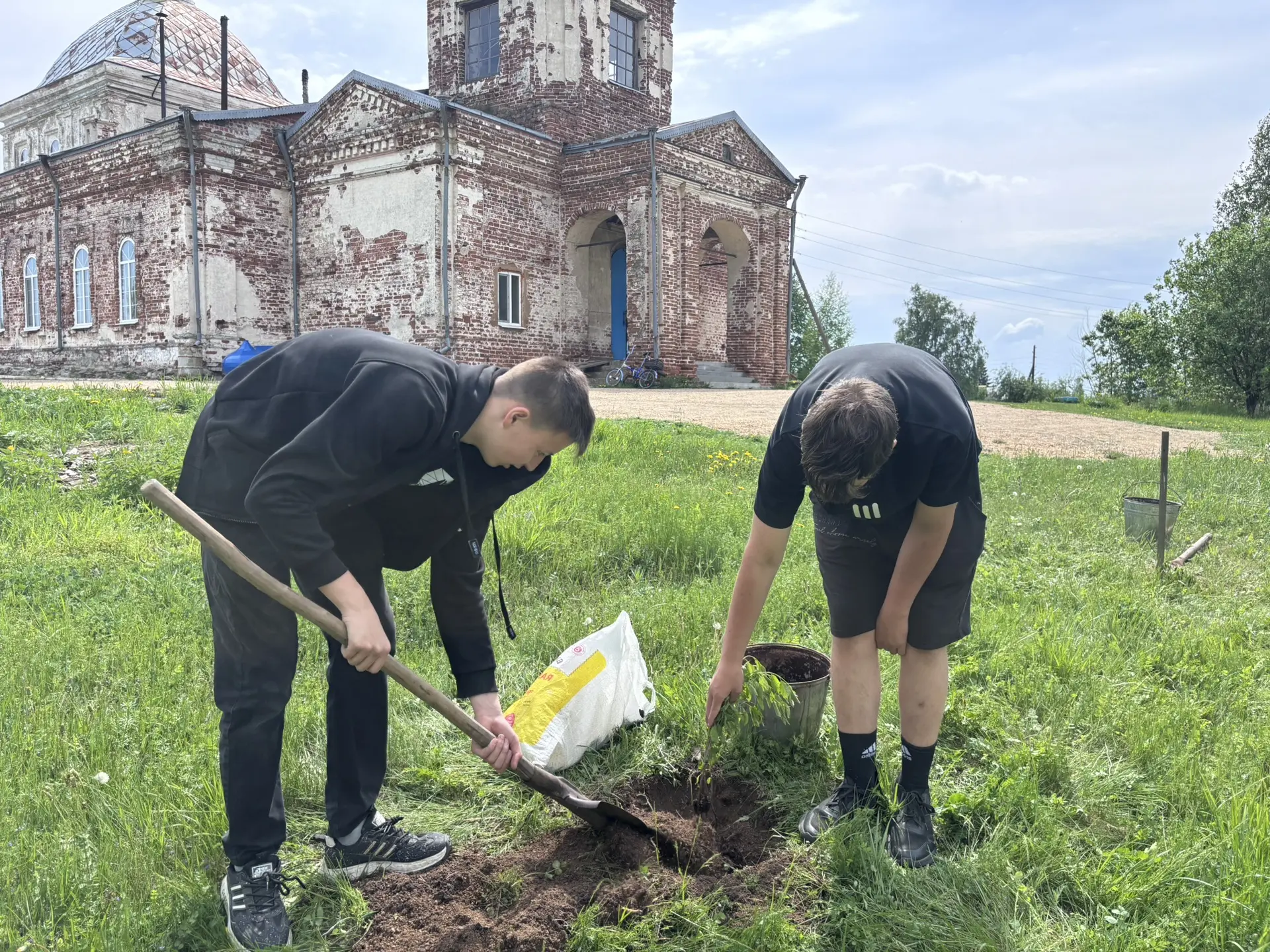 🌿Корни добра: как трудовая бригада школы озеленила территорию возле Храма Рождества Пр...