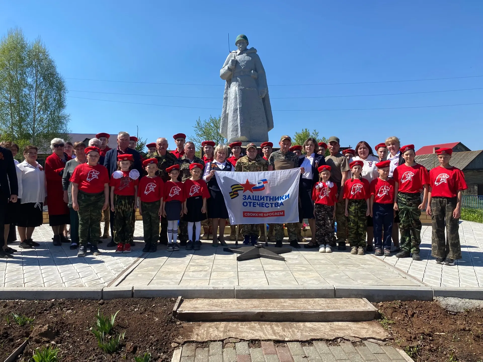 Сегодня наша школа возложила венок к памятнику Неизвестного Солдата.
