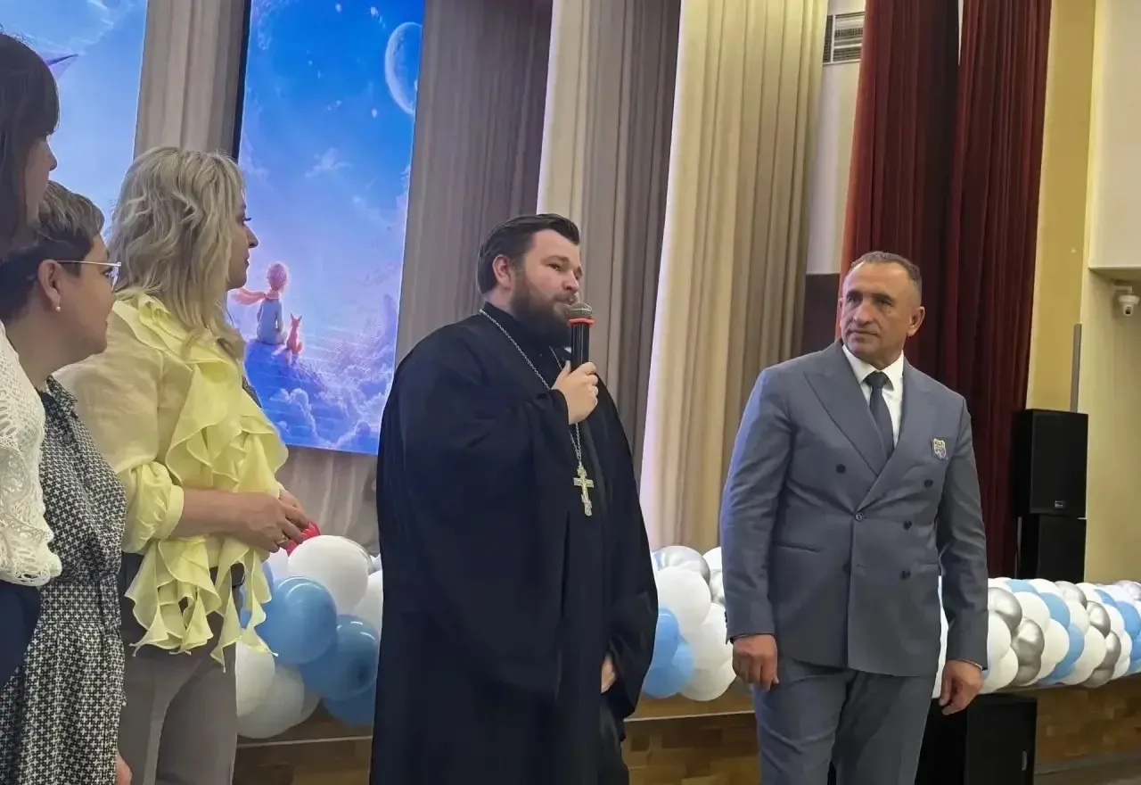 На этой неделе в нашей школе целых три дня проходили выпускные вечера для учеников четвёртых классов