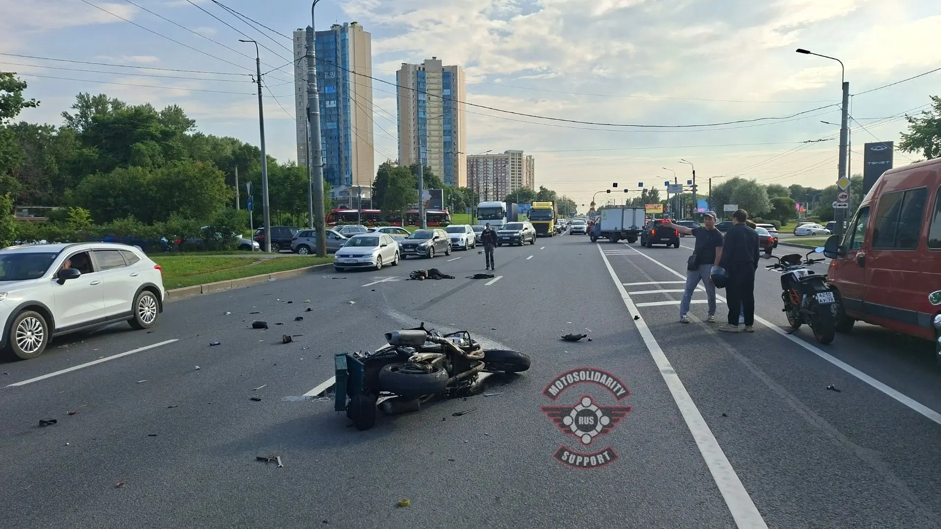На проспекте Маршала Жукова перед перекрестком с дублером Петергофского шоссе около 17:...