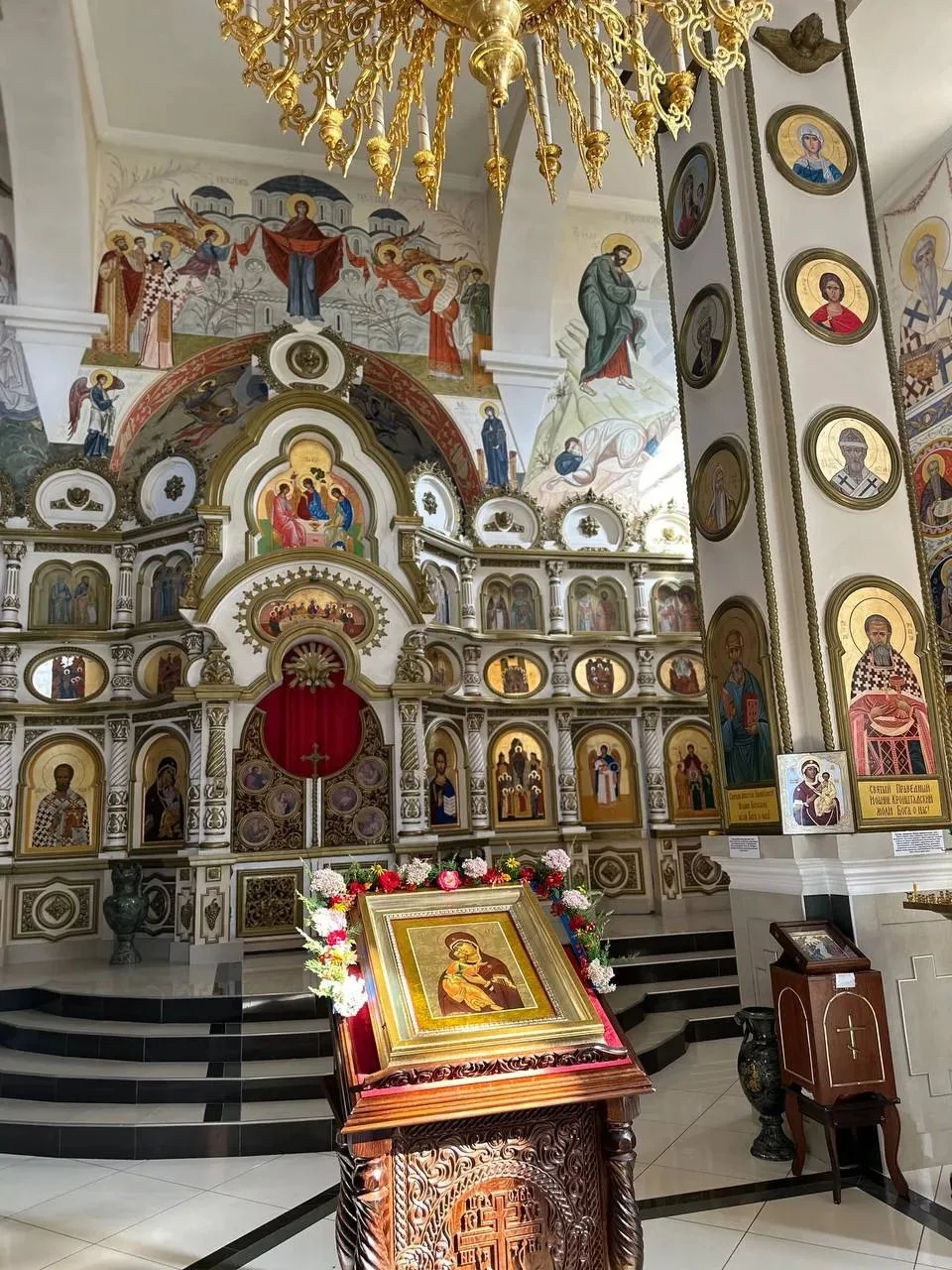 Сегодня благодатный день — мы предстоим пред светлым ликом Владимирской Царицы Небесной...