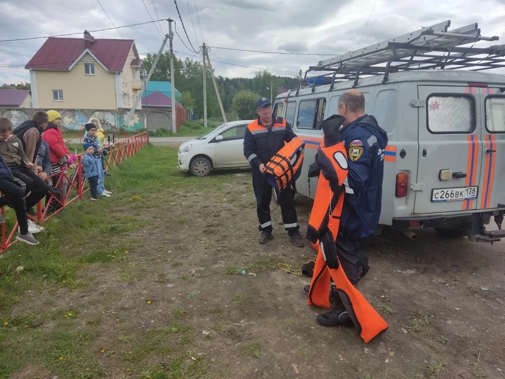 В поселке Горького спасатели провели с местными мальчишками и девчонками открытое занят...