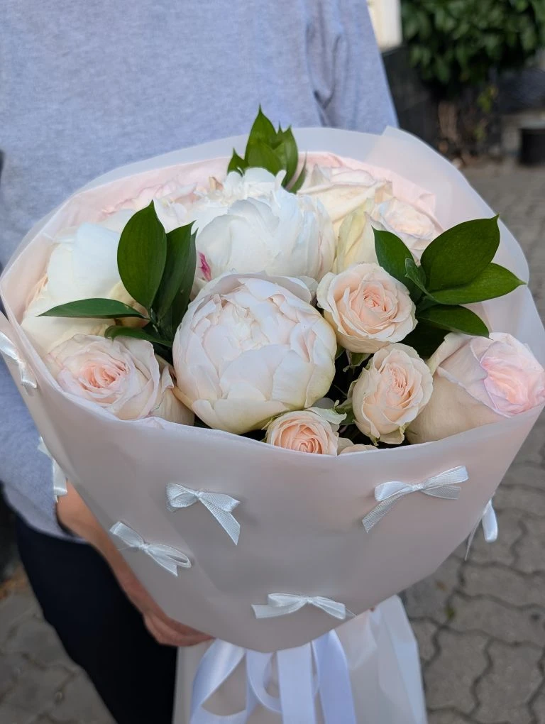 Букет "Сама нежность" из белых пионов, кустовой розы, рускуса, пионовидной ароматной ро...
