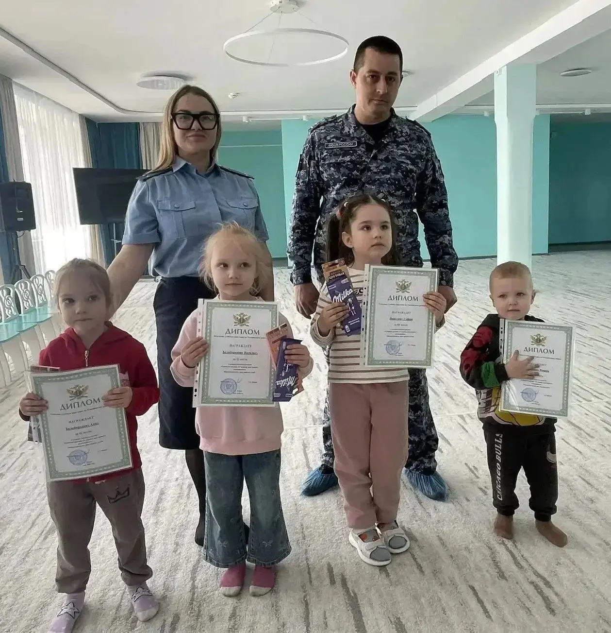 🎨 В Тынде судебные приставы наградили победителей конкурса детского рисунка
