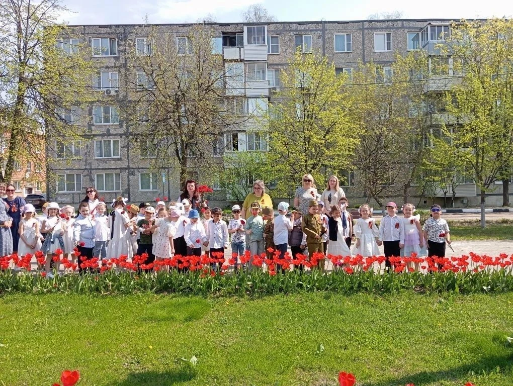 Стало доброй традицией после праздничного мероприятия возлагать цветы к Мемориалу героям Великой Оте