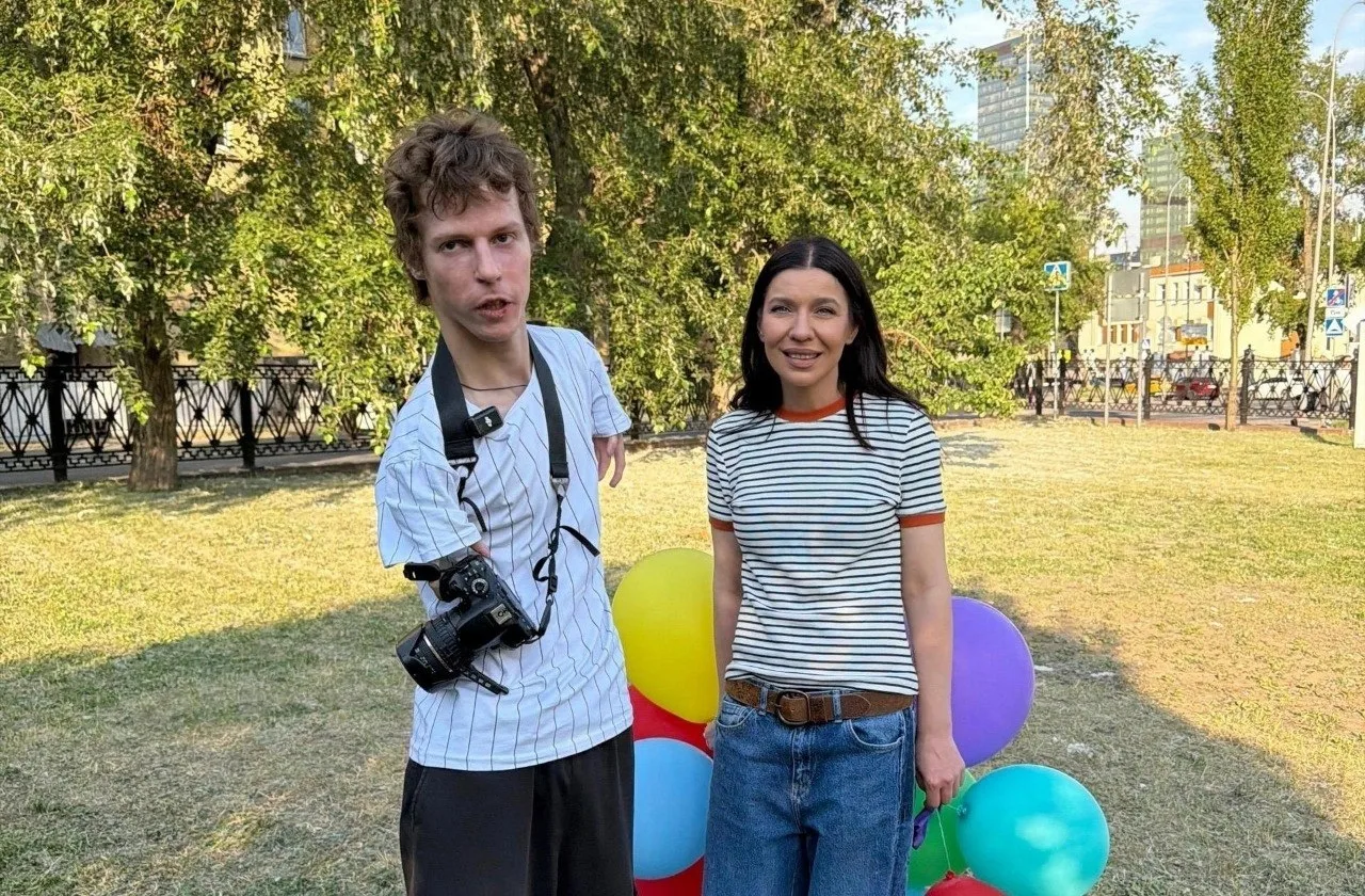 «Переживания никогда не помогали»: новосибирец с фокомелией провёл фотосессию для певицы Ёлки — она 