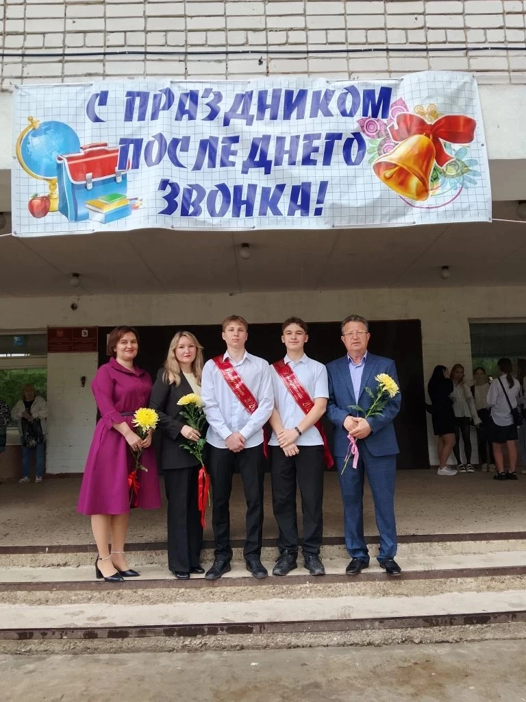 В Русско-Кукморской школе вчера прозвучал последний звонок. Несмотря на то, что выпускн...