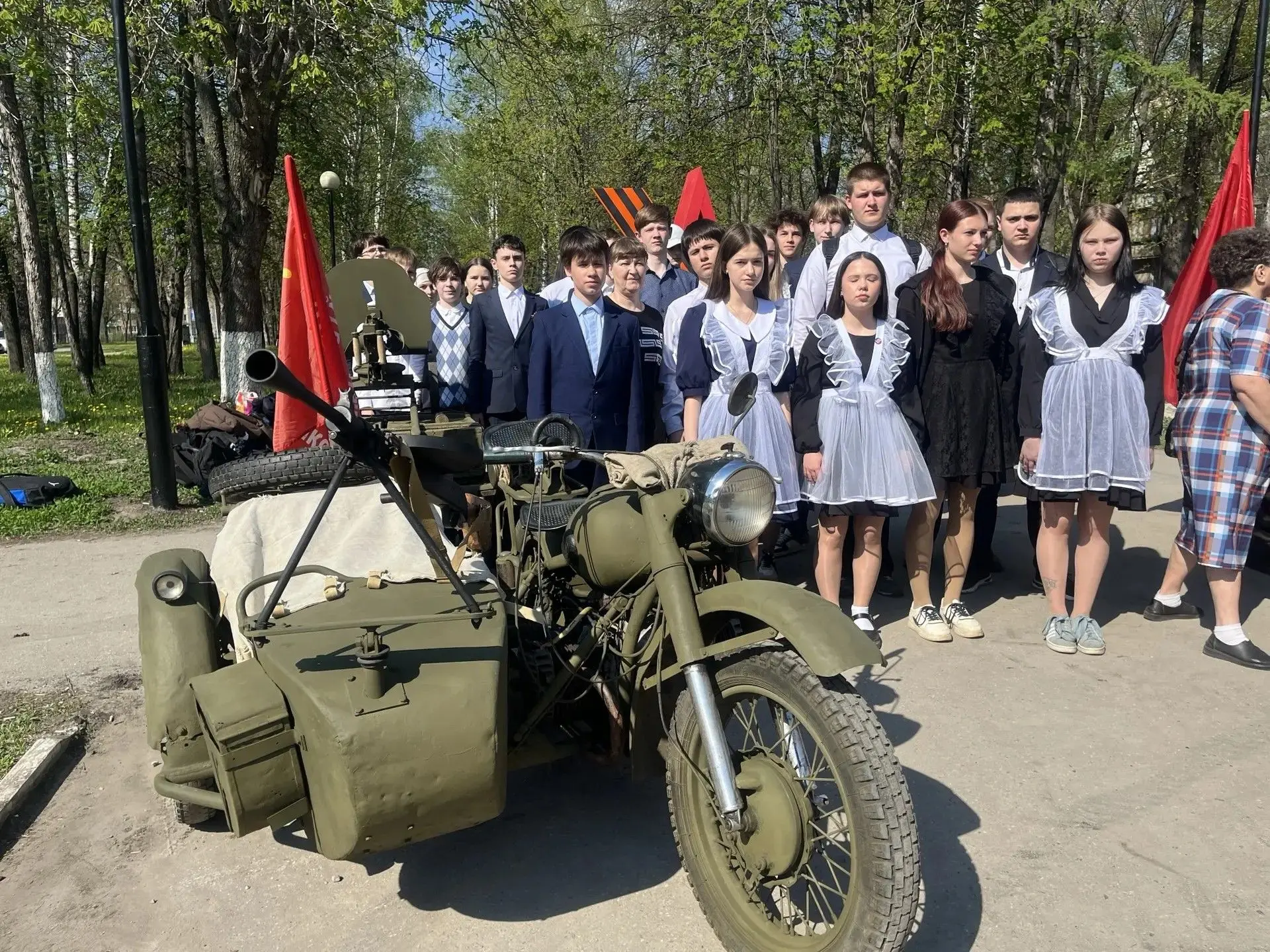 🕊️ Пока мы помним — герои живы Сегодня ученики 9Е класса вместе с классным руководителем Васильевой 