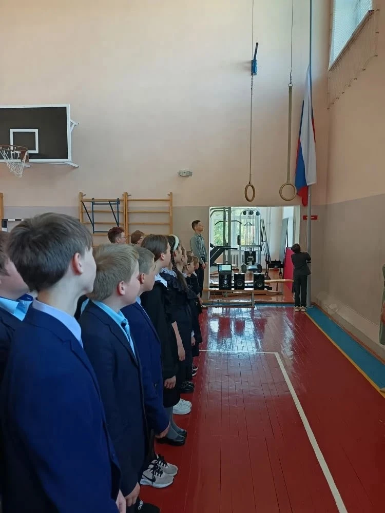 🇷🇺18 мая. Новая учебная неделя начинается с линейки и торжественного поднятия государ...