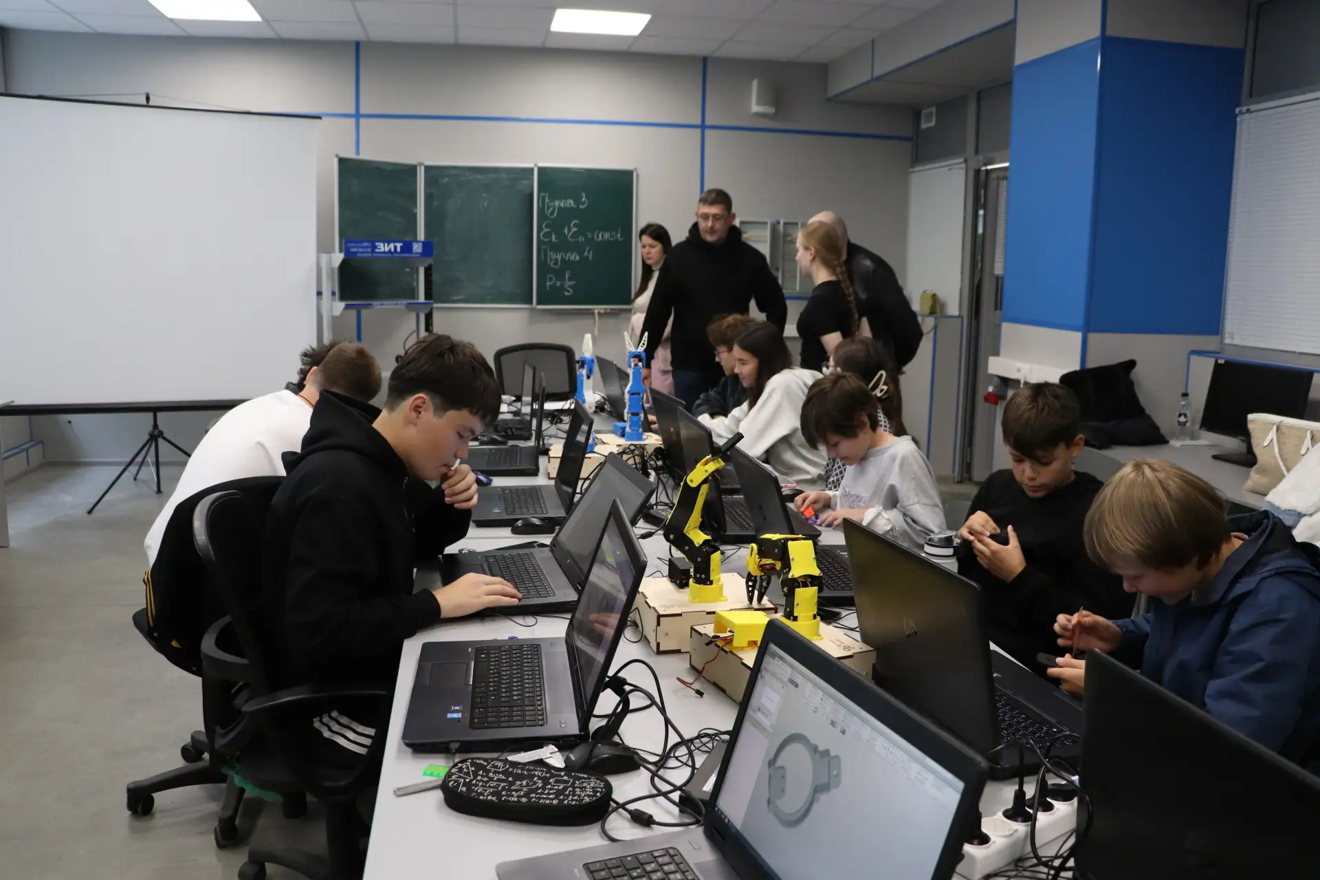 От электромагнита до робота-манипулятора: в ЧувГУ подвели итоги летнего инженерного лагеря