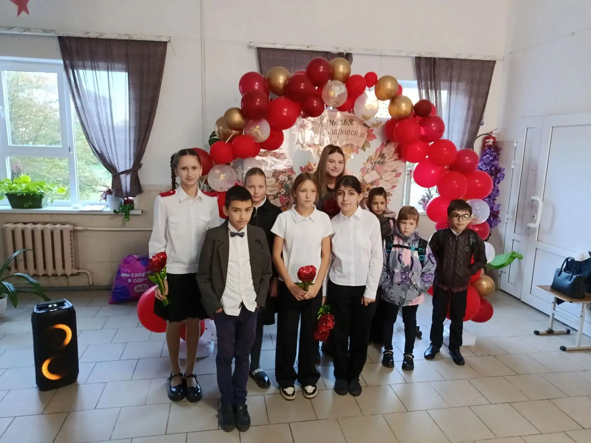 Сегодняшнее утро в нашей школе началось не с привычного звонка, а с улыбок, цветов и те...