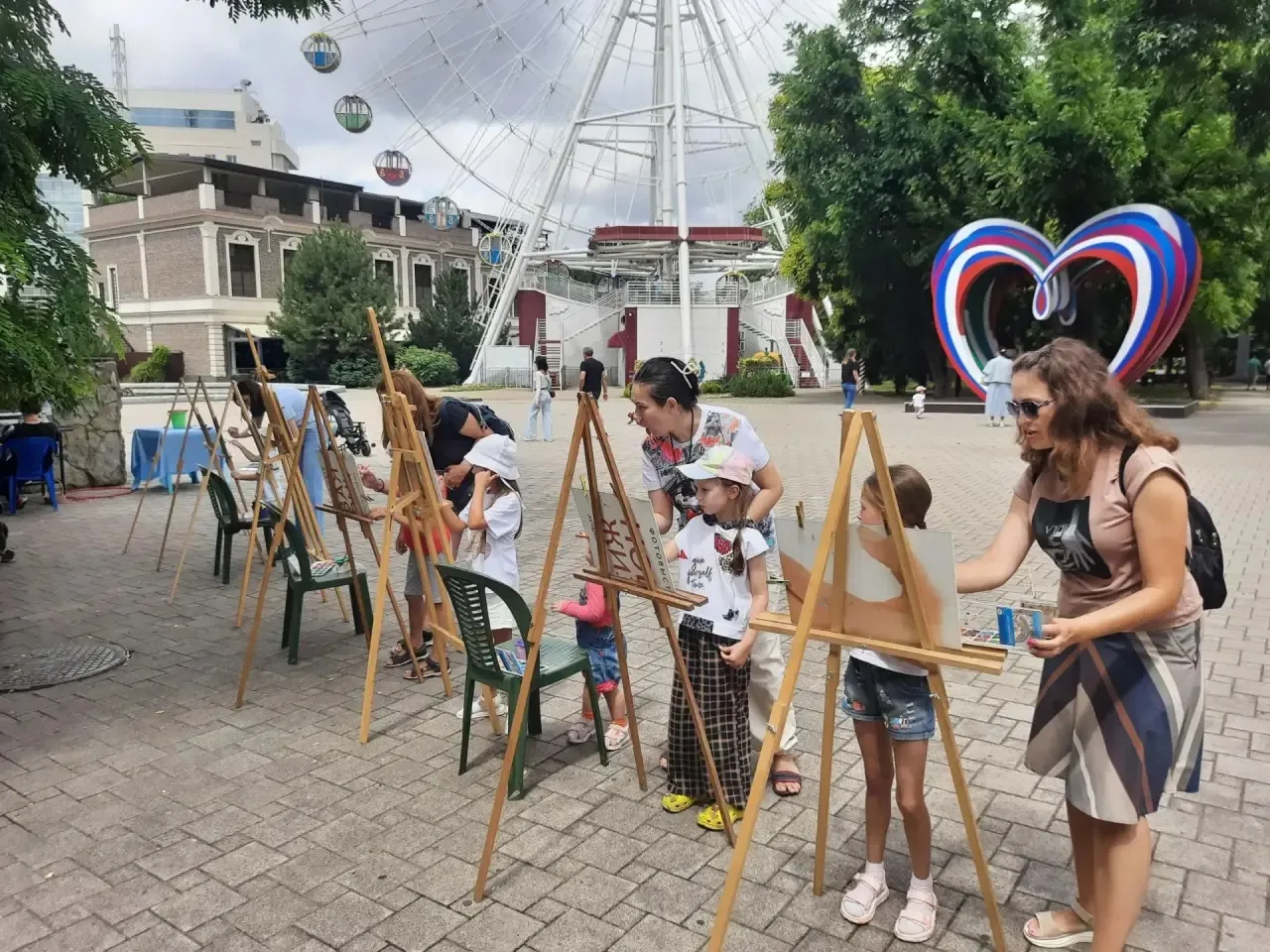 Краски, море и улыбки. Идеальный выходной в «Городском Саду»!🌅🎨

Вчера в нашем парке прошел мастер