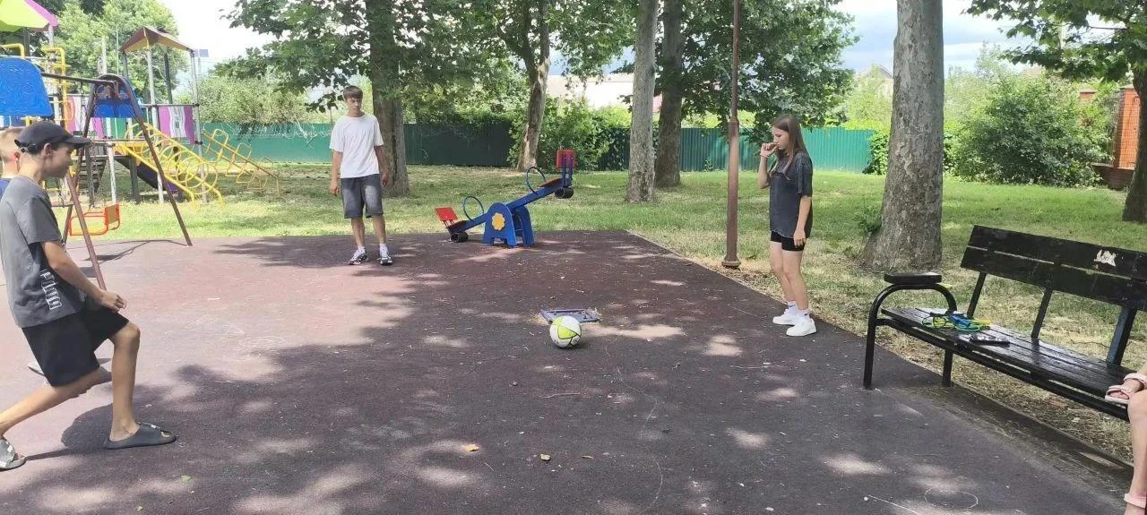 «Спортивные каникулы» прошли динамично и весело. Ребята сделали бодрую разминку, соревновались в пры