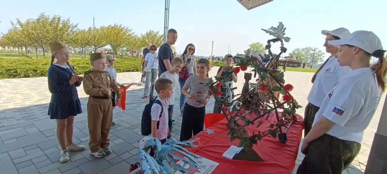 Поисковики из Азовского района развернули свою уникальную выставку «Железо войны — во славу Мира» на