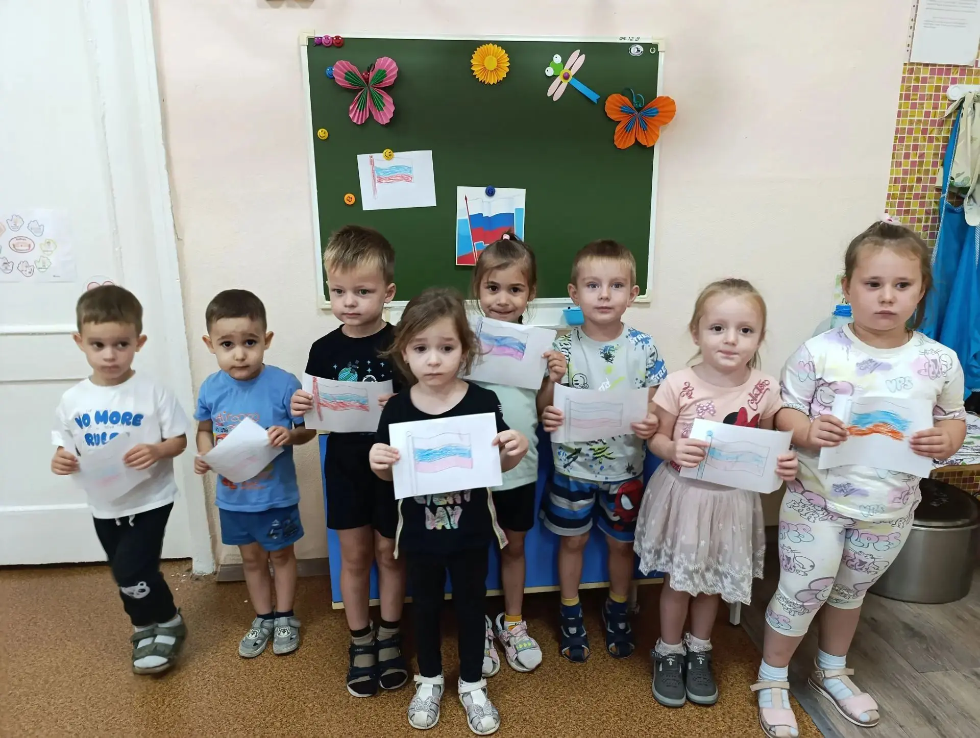 Наши малыши из группы «Буратино» сегодня тоже присоединились ко Дню флага России! 🇷🇺