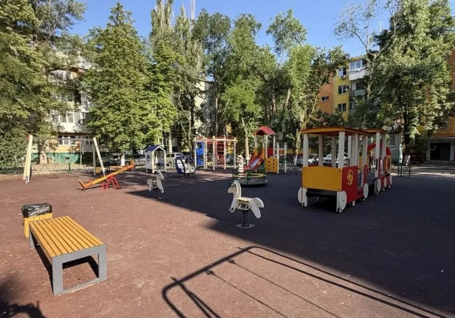 В Ростове до конца года благоустроят более 140 детских площадок
