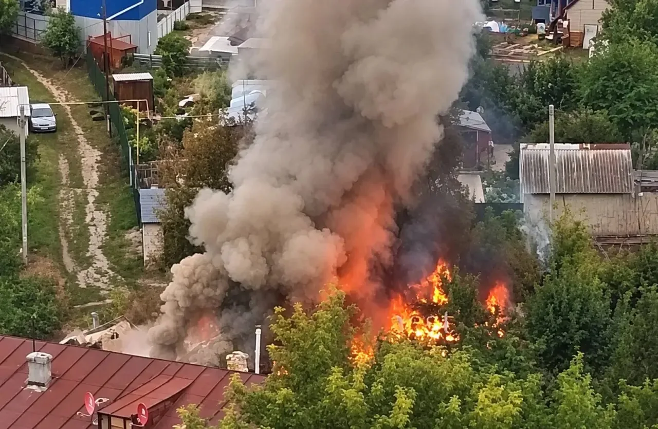 Пожар на 6-й Дачной в Саратове: утром 13 сентября на улице Чайковского, 6 загорелись са...