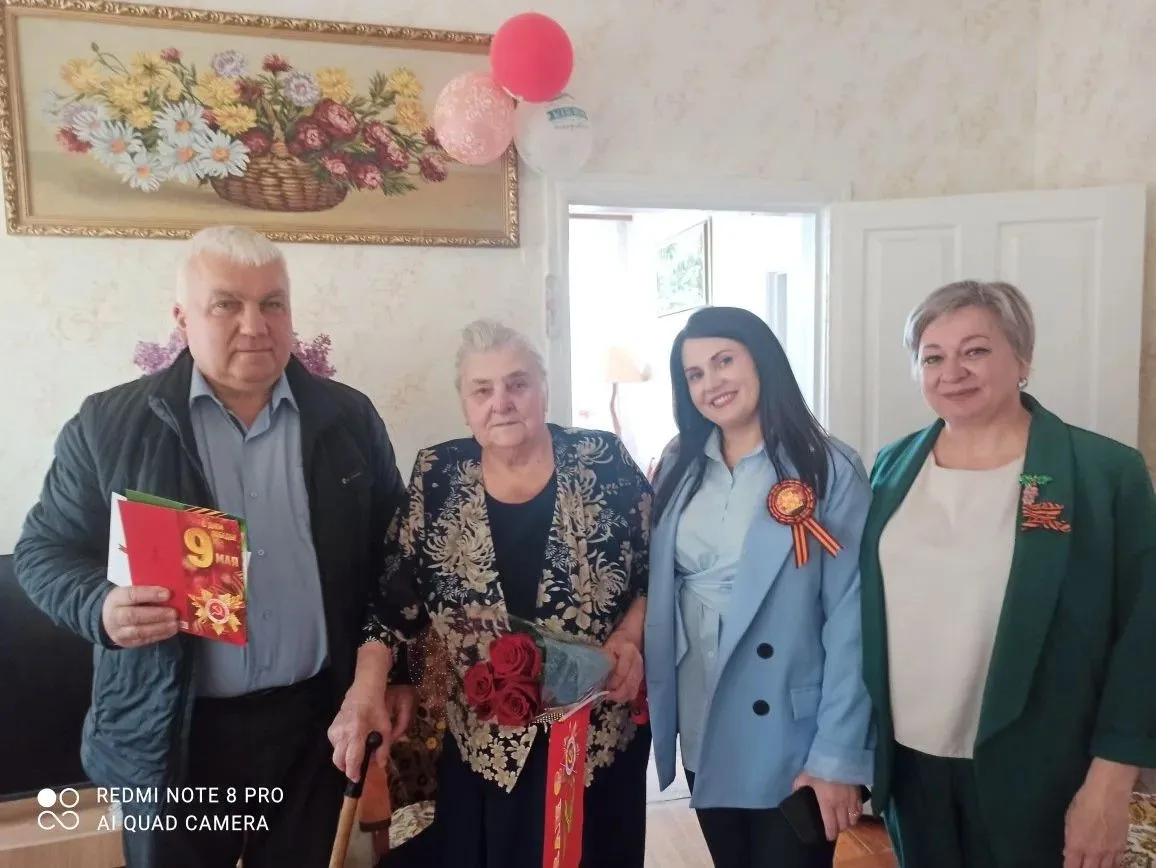 Накануне 9 Мая представители Новобатайской сельской администрации и Новобатайской школы поздравили н