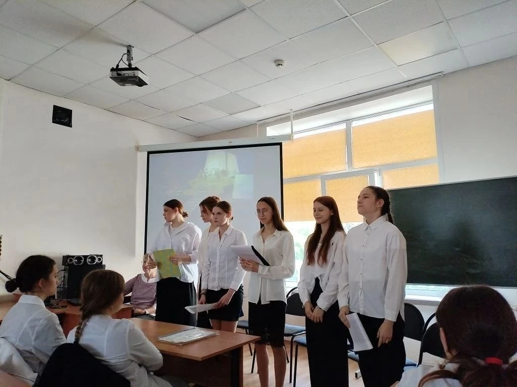 Члены литературного клуба группы С-102 провели вечер бардовской поэзии. Звучали песни в исполнении Б