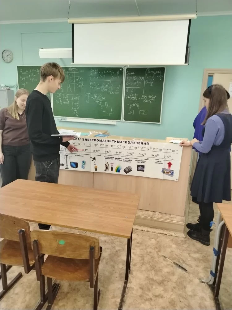 Вести с урока  В 11 классе идёт подготовка к экзамену по физике. Учимся решать задачи на сложный про
