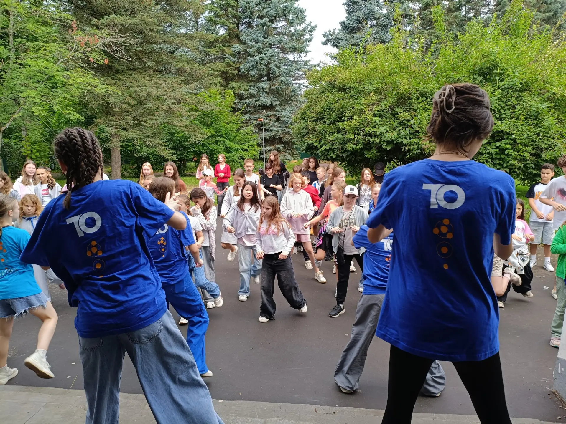После зарядки и завтрака, ребята с удовольствием отправились в бассейн. Весёлые игры в ...