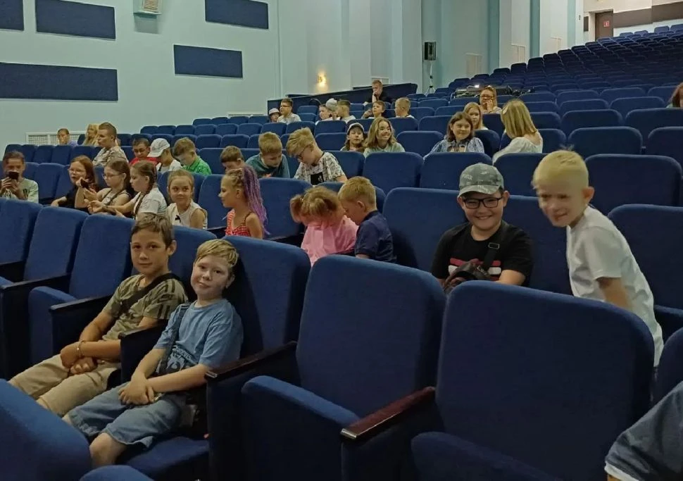 🇷🇺 Знакомство с культурой народов России в ЦДК «Звёздный» 📚✨

📅 6 июля для обучающихся начальной