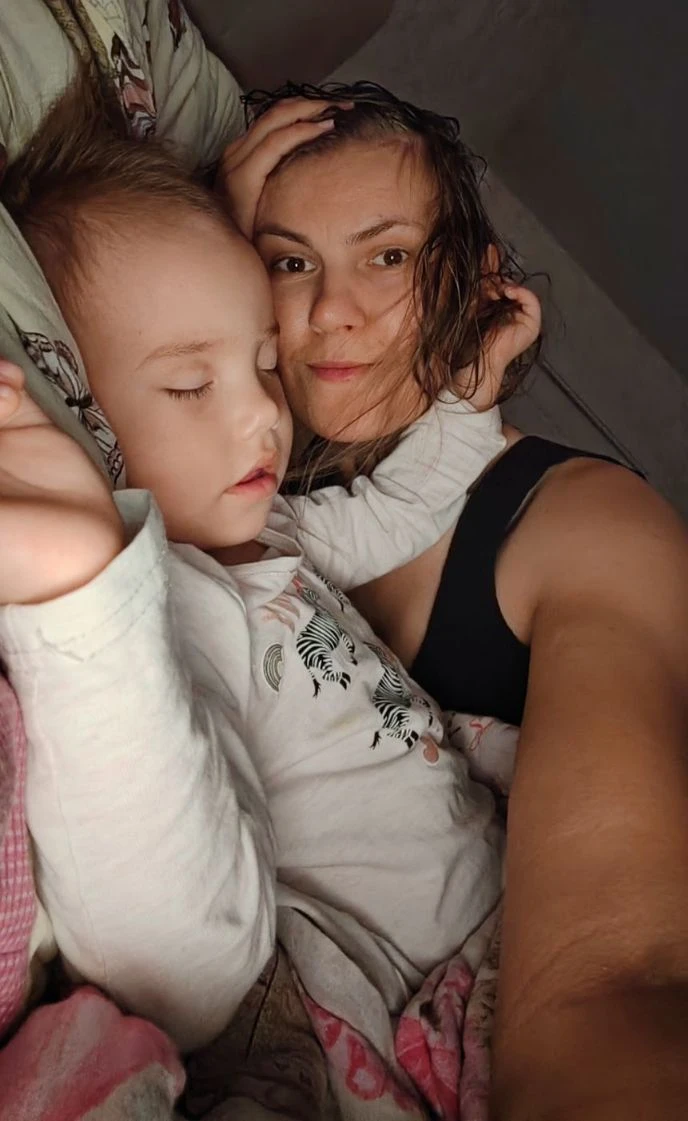 Каждое утро я в плену маленьких рук.