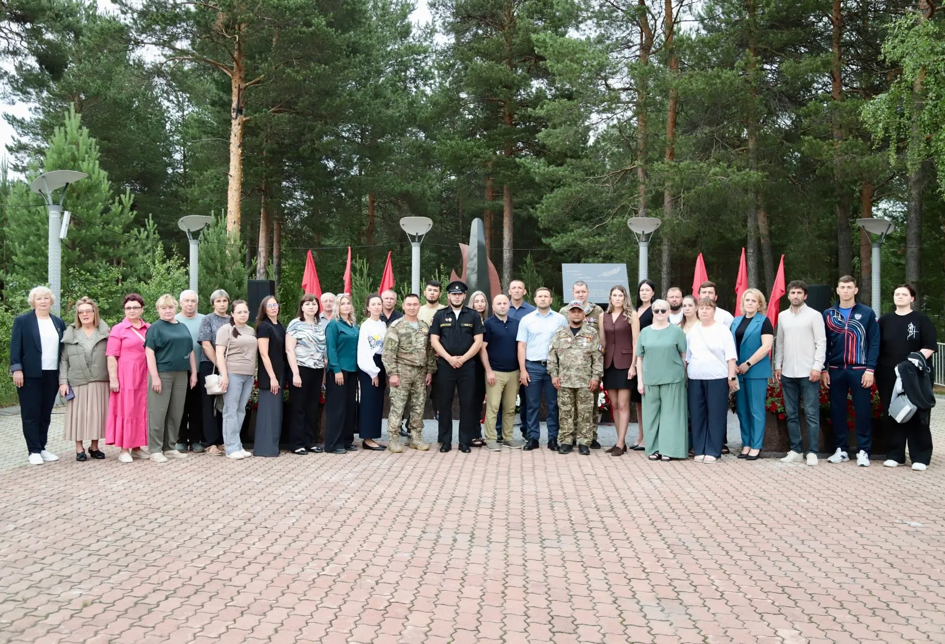 В День памяти и скорби вместе с Главой Сургутского района Андреем Трубецким, Председателем Думы Сург
