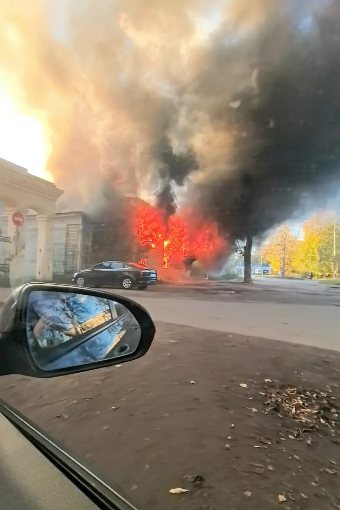 ⚡ Кадры пожара от подписчиков, здание полностью охвачено огнём.