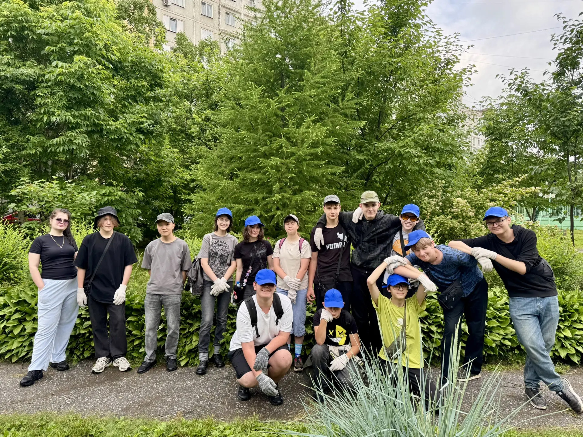 ✨ Наш трудовой отряд «Олимпиец» продолжает свою работу!

🌳 Ребята навели порядок на детской площадк