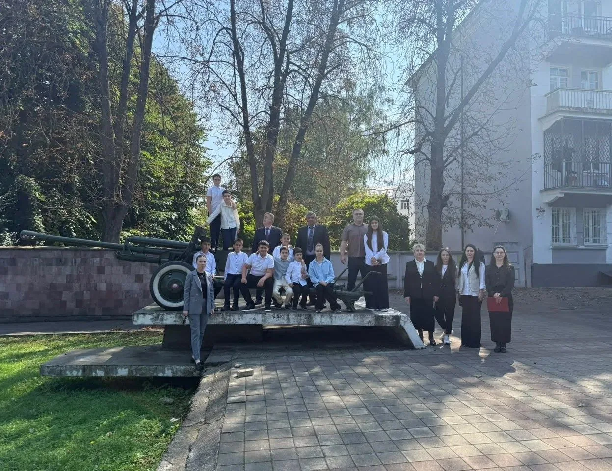 Дети работников Управления Судебного департамента посетили мемориалы Нальчика