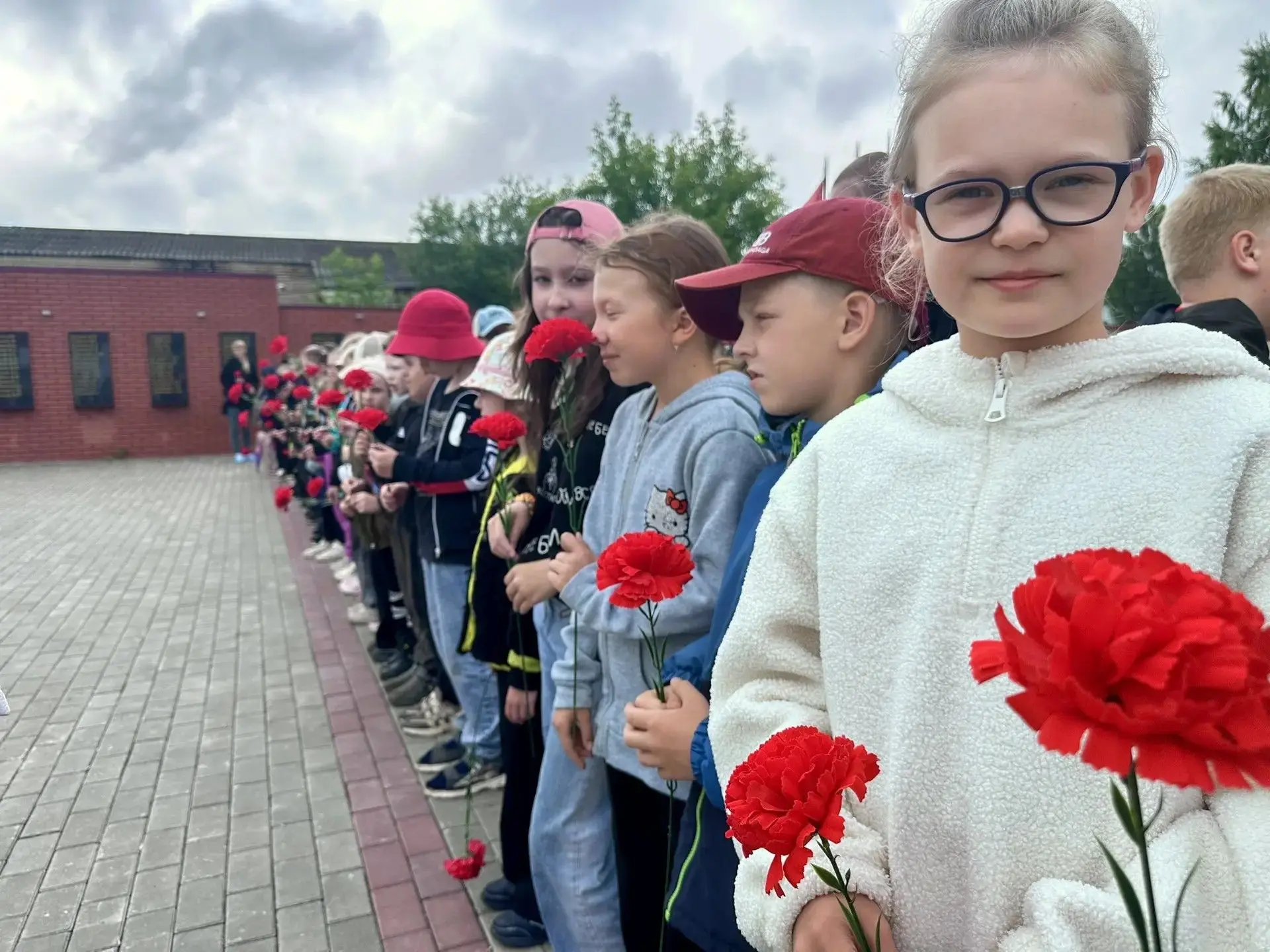 Сегодня особенный день. Ребята из лагеря побывали на митинге 22 июня — в День памяти и скорби.

22 и