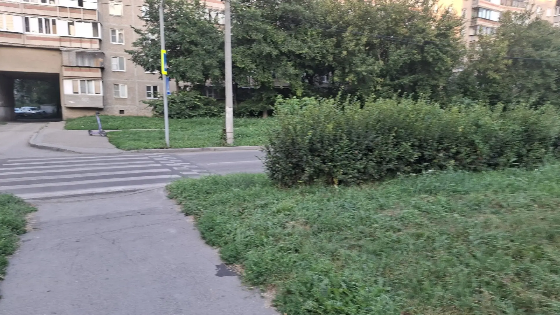 Местные жители выражают недовольство по поводу небезопасного пешеходного перехода на улице Тевосяна.