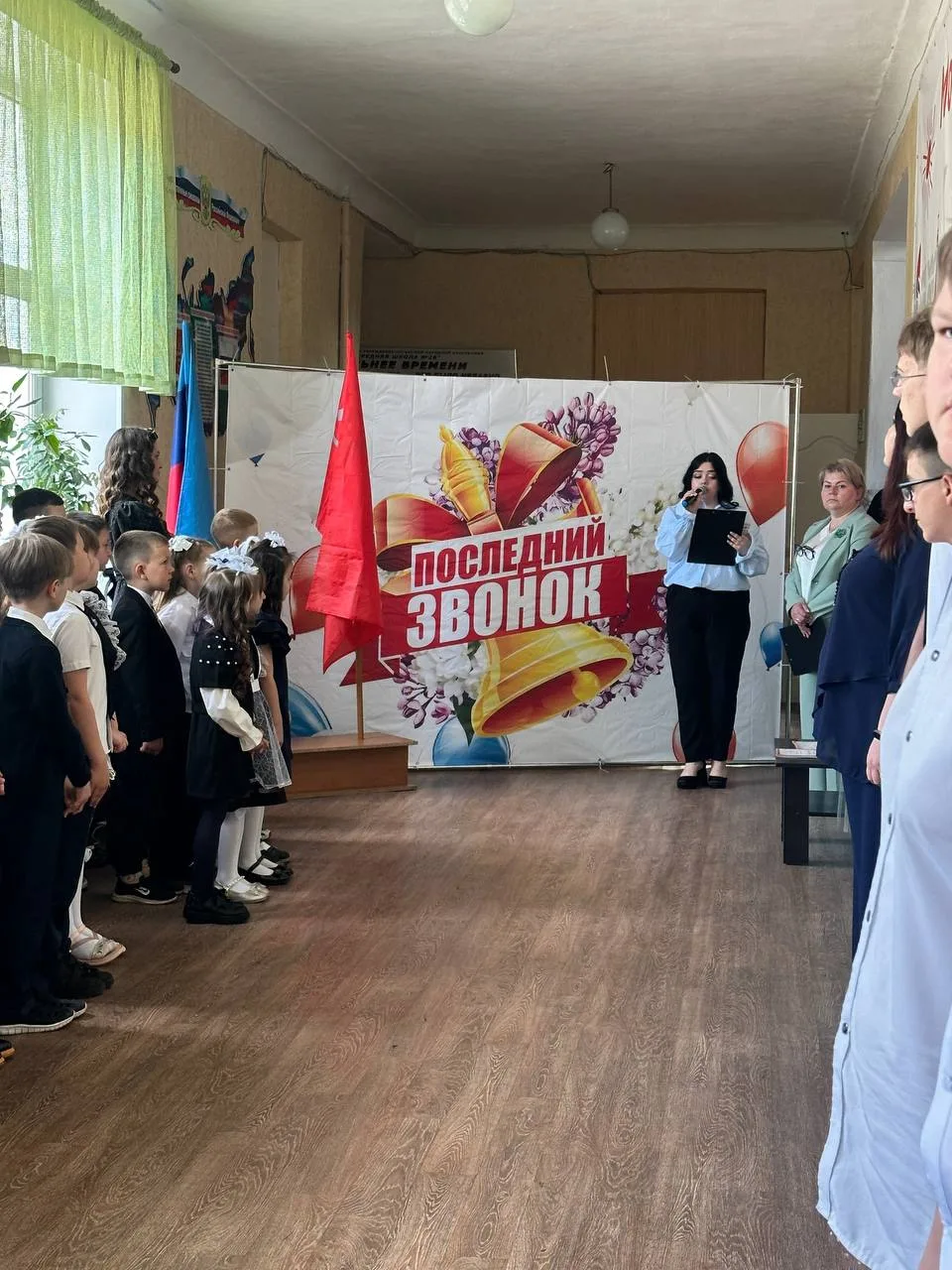 Звонок, который объединил всех: праздник детства и душевных песен в Стахановской средне...