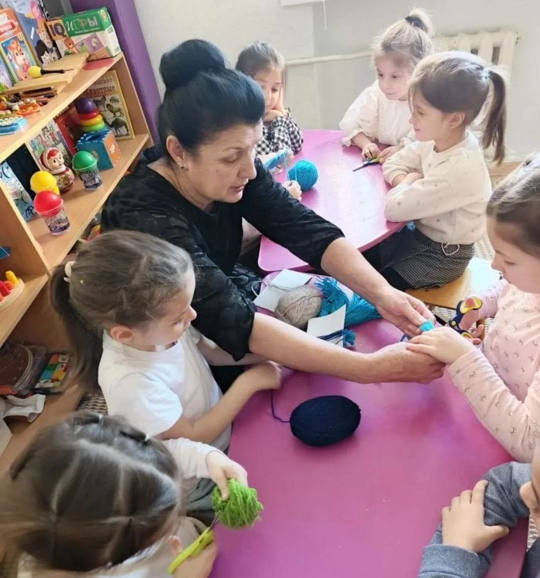 🌺В средней группе «Солнышко» 🌞прошло тёплое и увлекательное занятие по ручному труду ...