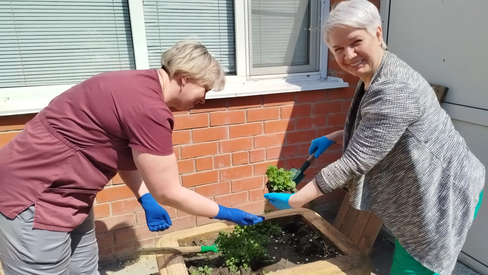 ☘️🌺🌳В амбулаторно - поликлиническом отделении (взрослое) прошел субботник по озеленению территории