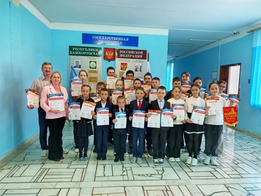💯🚀В понедельник, на торжественной линейке, в нашей школе прошло  награждение участников  олимпиады