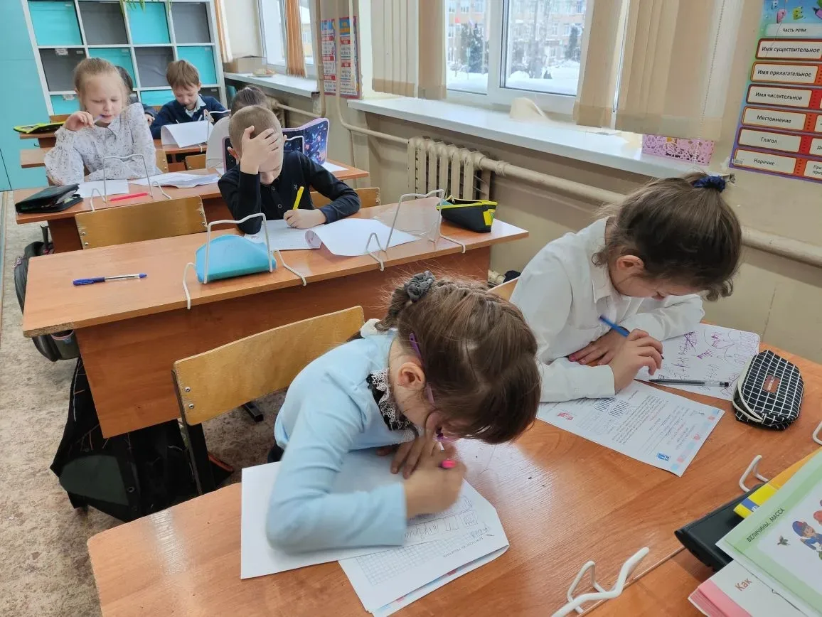 🎉 1М класс принял участие в VI Международной обучающей олимпиаде «Петерсон»! 🌟Наши первоклассники см