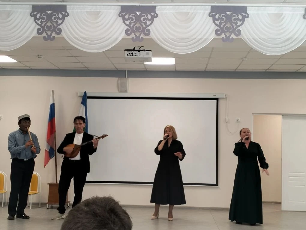 Артисты Районного Дома культуры провели благотворительный концерт-лекторий под название...