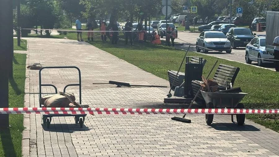 Москвич сел на скамейку и получил сильный удар током. 

Под лавкой взорвался электрокабель, после че