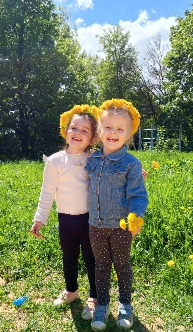 Прогулка в детском саду — это всегда веселье и радость! 🏘👧🧒