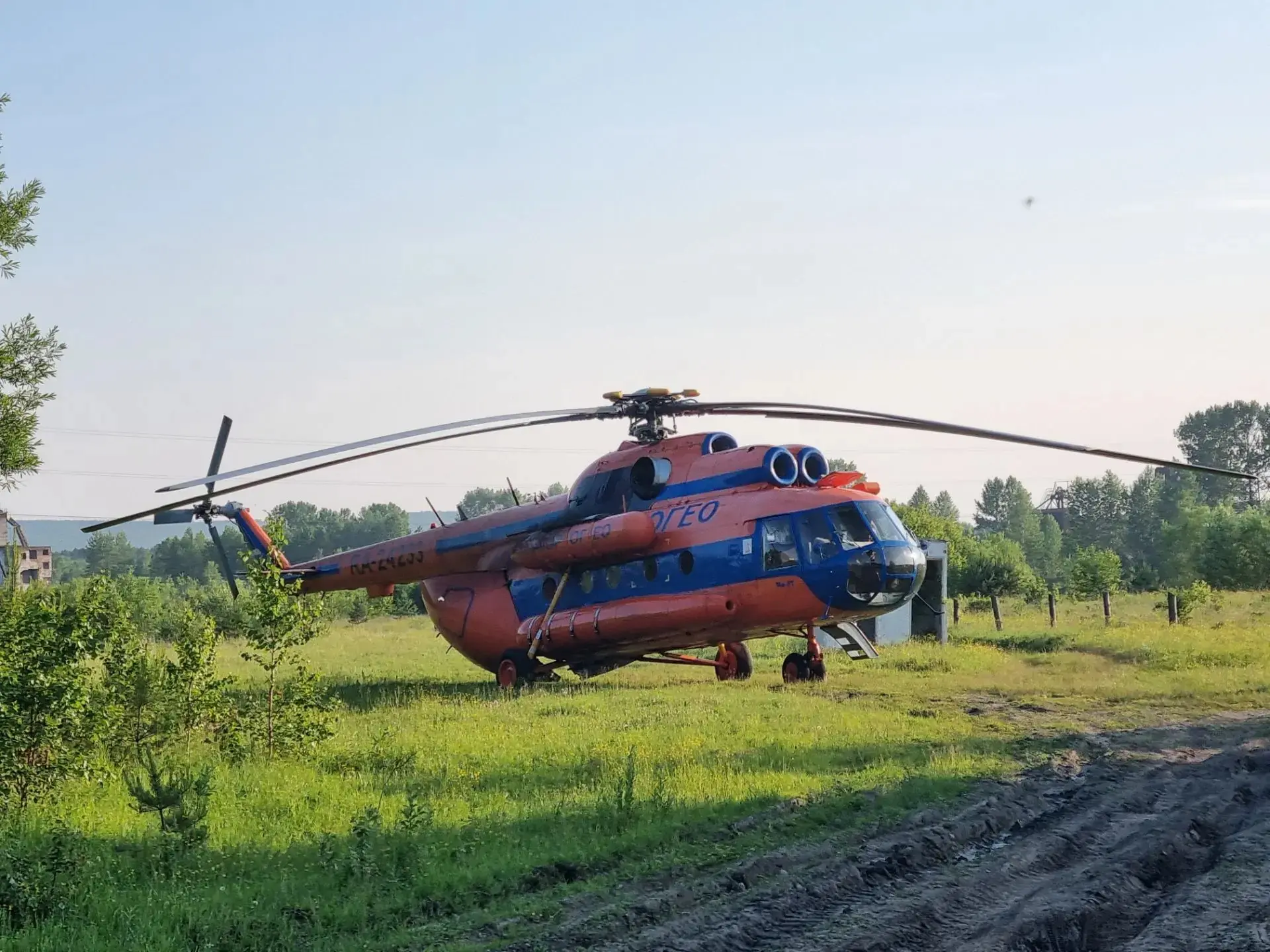 Дела вертолетные

Сегодня в очередной раз на площадку на берегу Кана прилетал вертолет. Обычно к нем