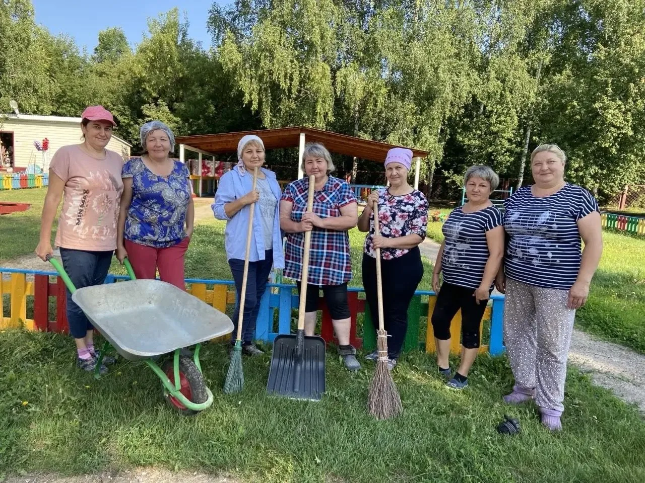 🎨 Свежая краска и новые планы: детский сад «Малыш» в селе Чишмы готов встречать воспитанников!
    