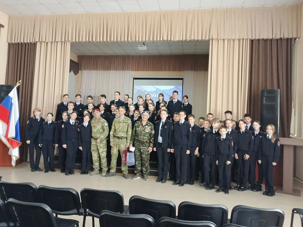 Сегодня в школе № 53 прошел патриотический час для школьников, на котором в формате воп...