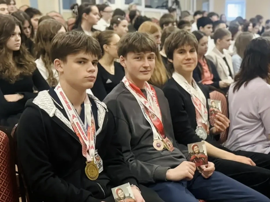 🏆Урок с чемпионом: встреча с легендой конькобежного спорта!   Вчера в нашей школе состоялось по‑наст