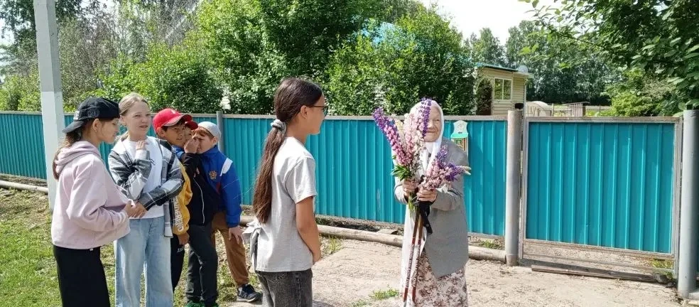 День добрых дел в детском лагере начался с задорной зарядки — под бодрую музыку ребята ...