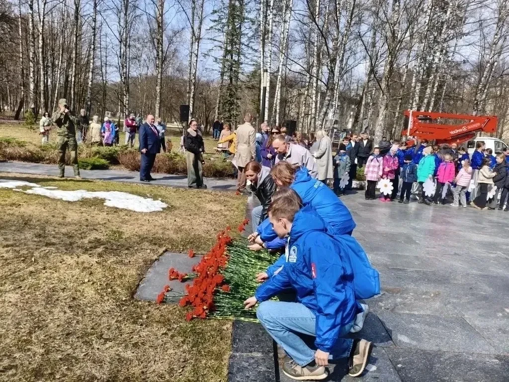 🚀Вместе с Волонтерами Победы Дария Андреевна Фандеева в День космонавтики возложила цветы к памятник