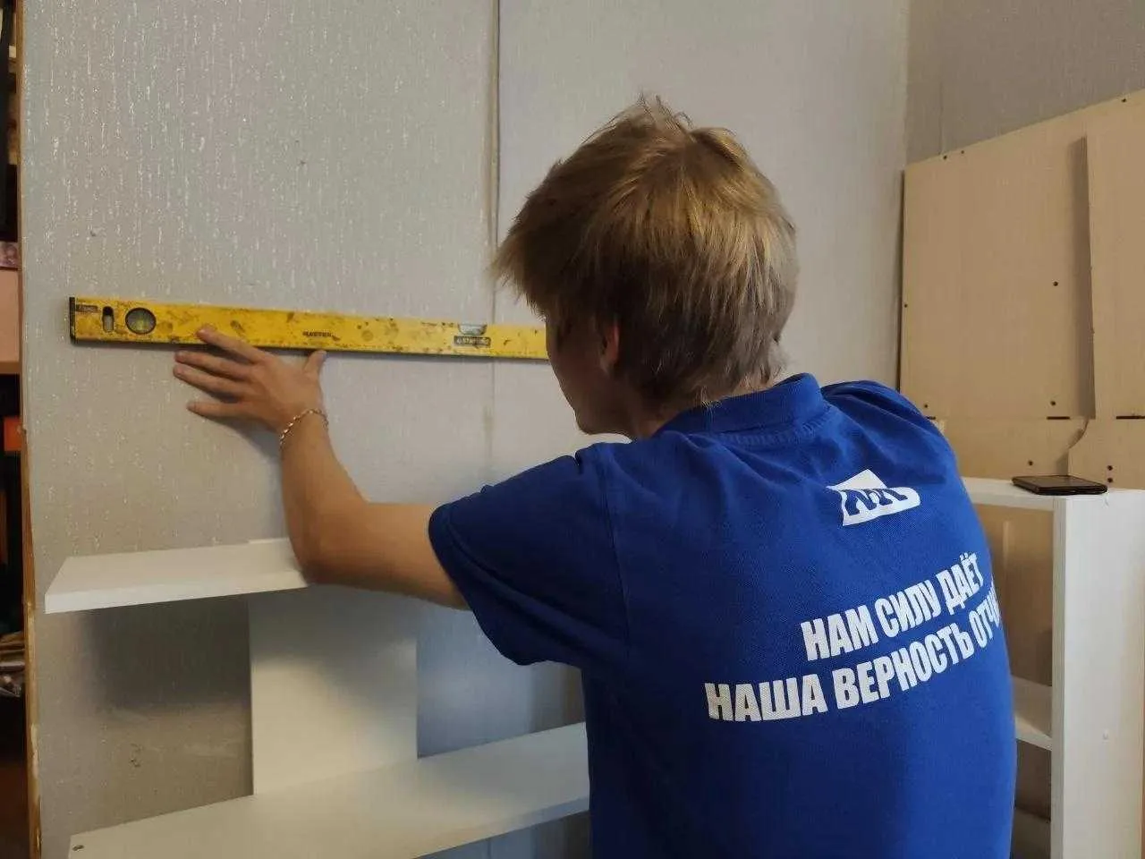 Молодогвардейцы оказали помощь семье участника СВО.
